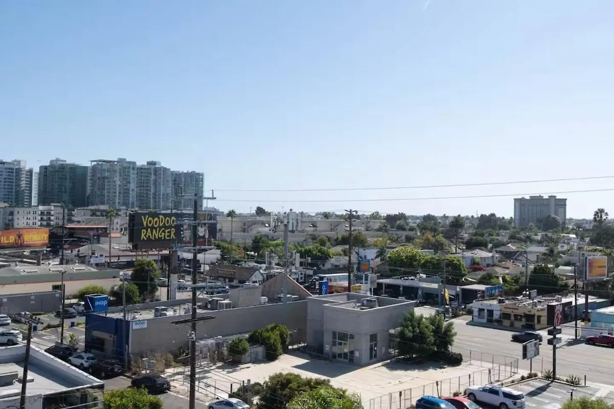 Spacious 2 Bedroom Penthouse With Patio And Amazing Views In Venice And Marina Del Rey Los Angeles